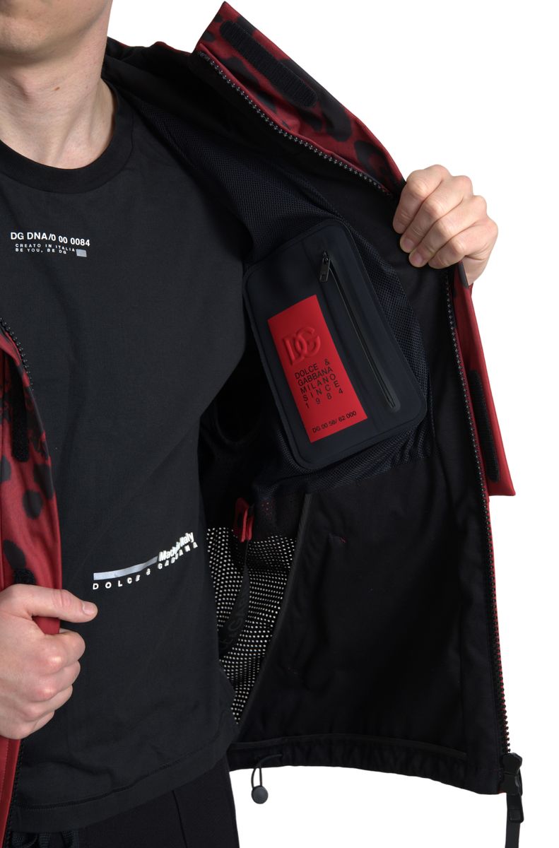 Rote Regenjacke mit Kapuze und Leopardenmuster