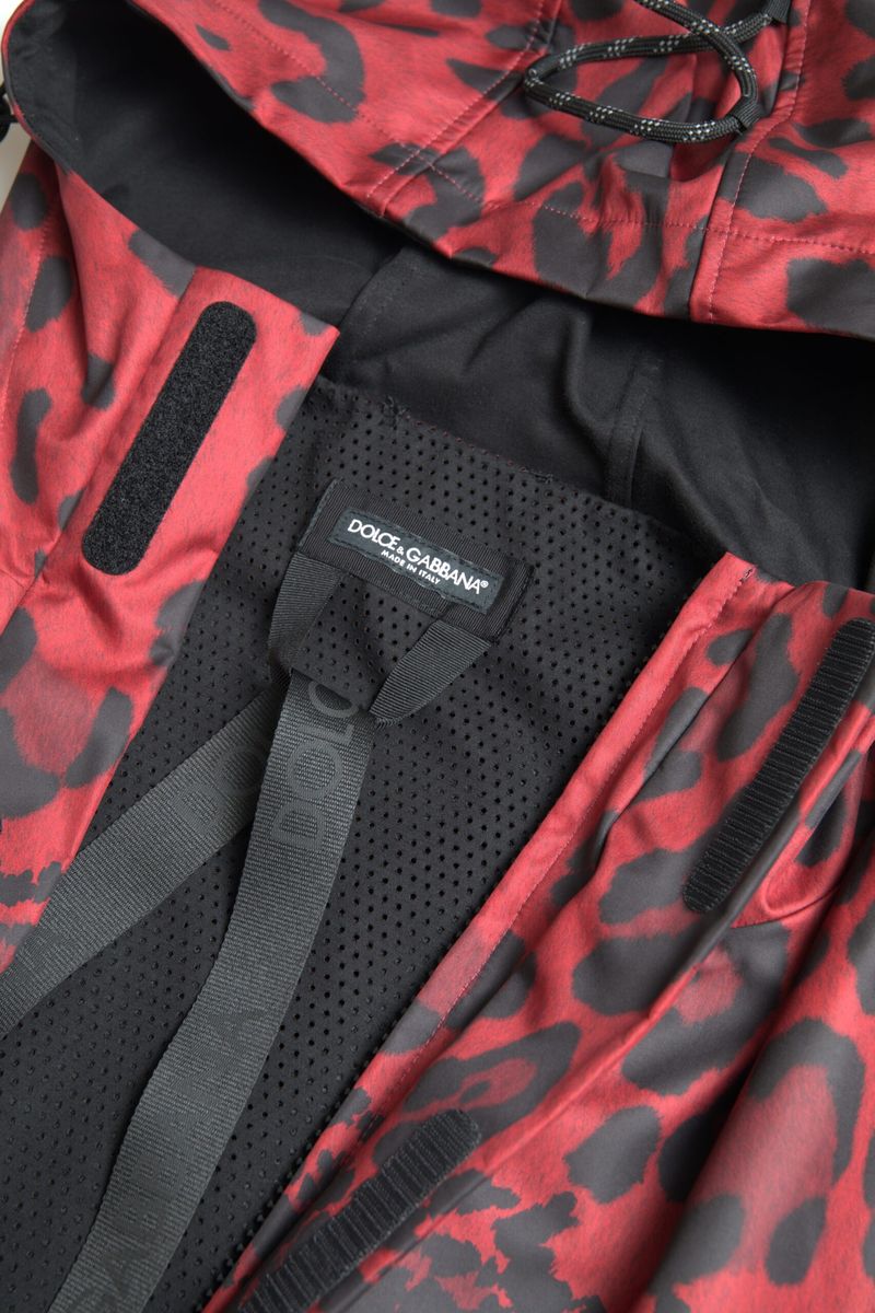 Rote Regenjacke mit Kapuze und Leopardenmuster