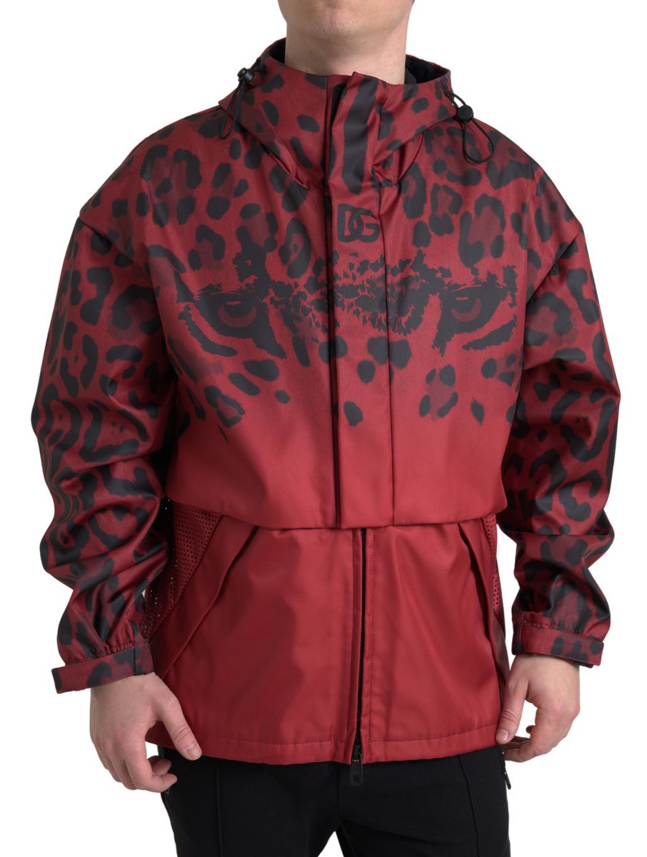 Rote Regenjacke mit Kapuze und Leopardenmuster
