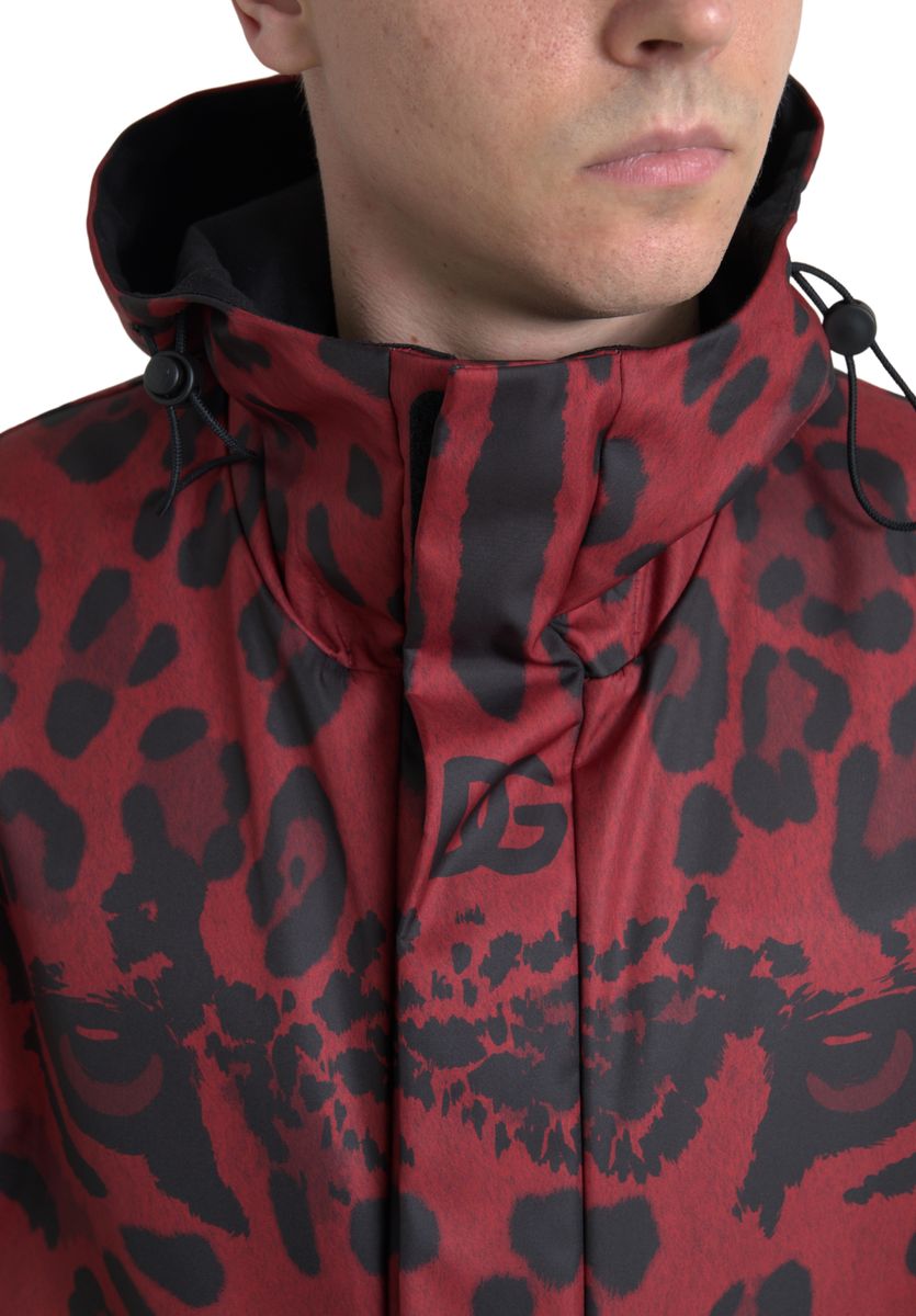 Rote Regenjacke mit Kapuze und Leopardenmuster