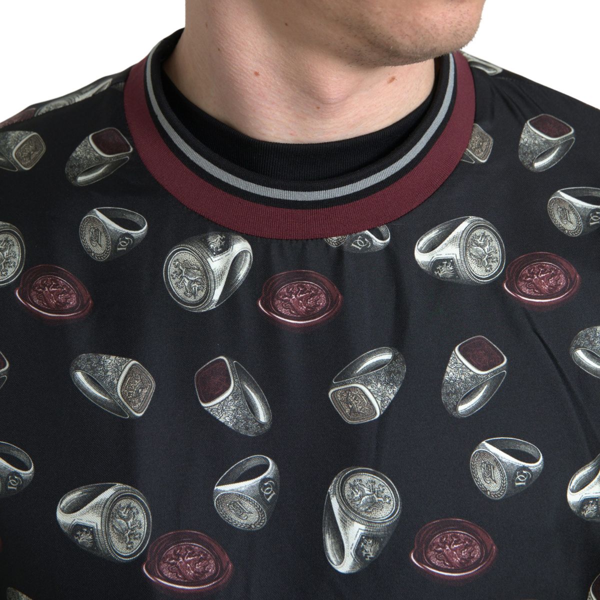 Schwarzer Seidenpullover mit Rundhalsausschnitt und Ringmuster