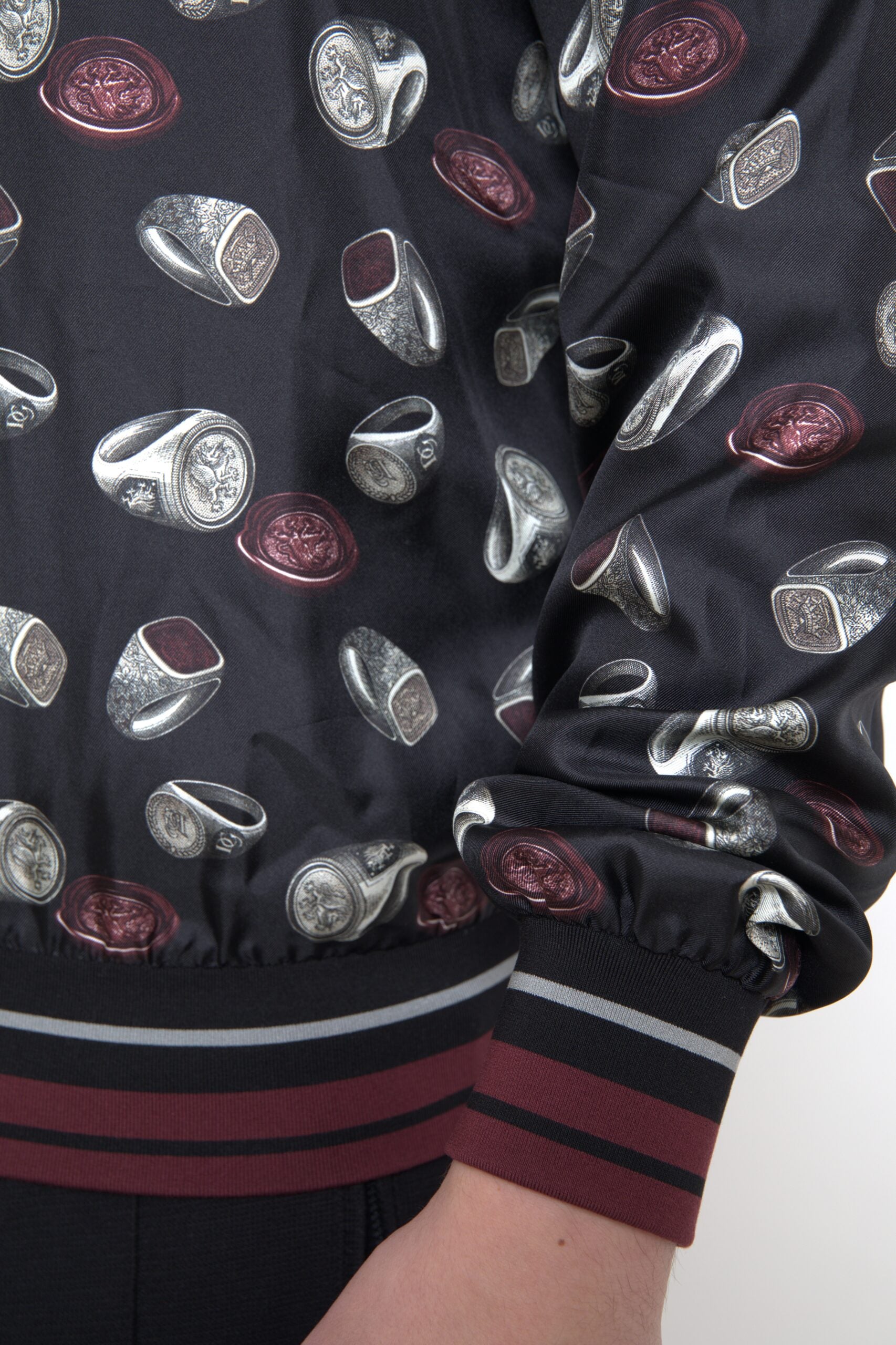 Schwarzer Seidenpullover mit Rundhalsausschnitt und Ringmuster