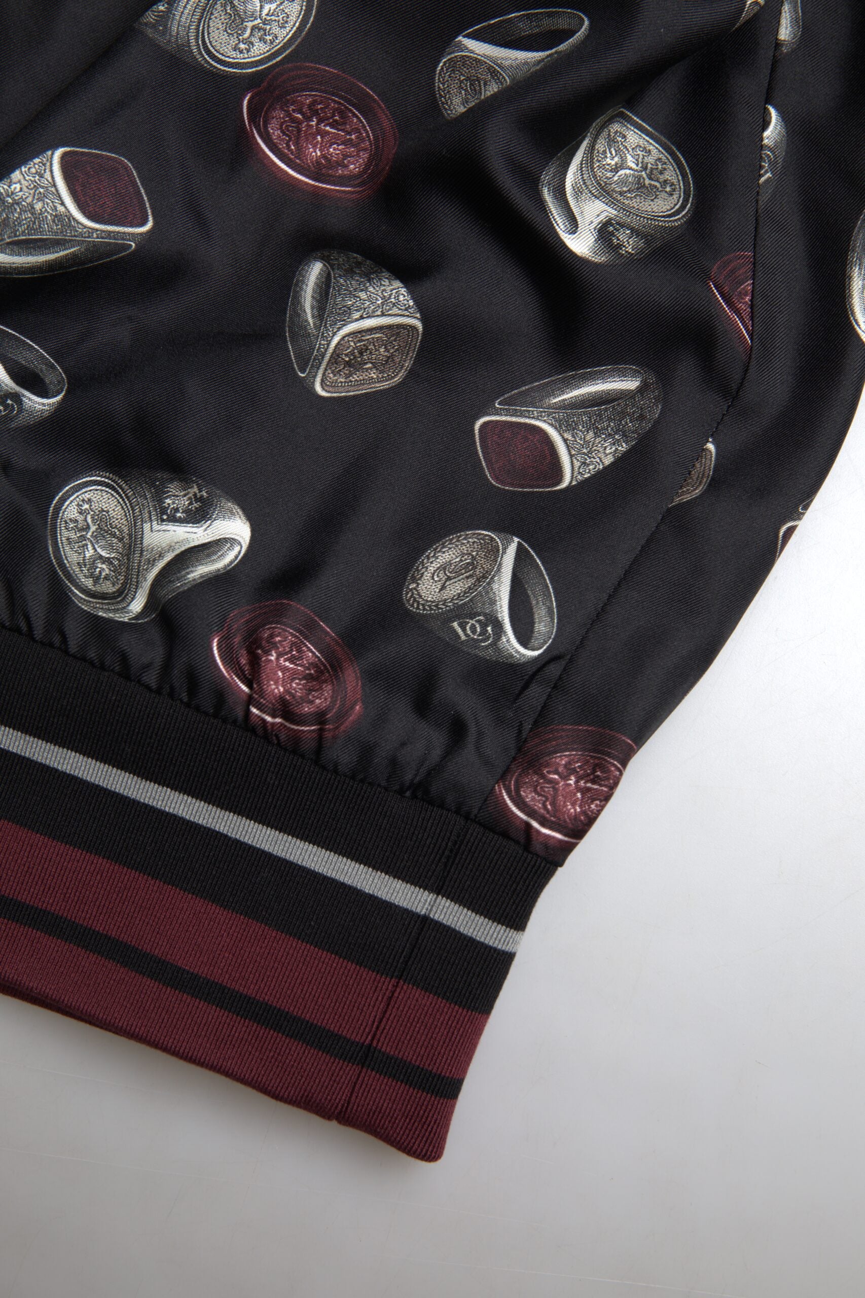 Schwarzer Seidenpullover mit Rundhalsausschnitt und Ringmuster