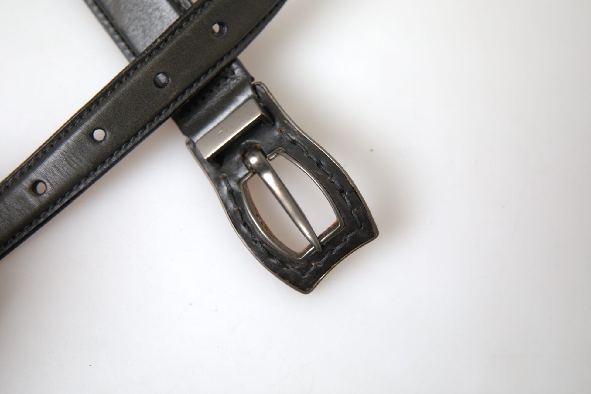Schwarzer Cintura-Gürtel aus Leder mit Metallschnalle
