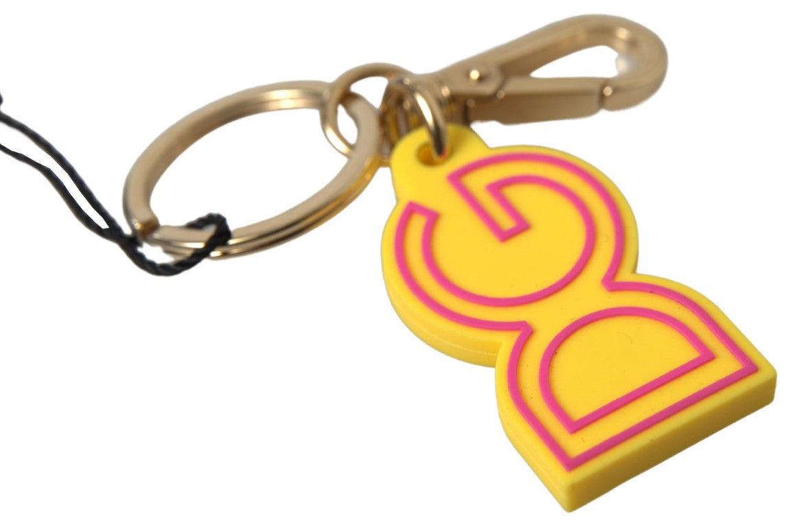 Gelber Schlüsselanhänger mit DG-Logo aus Gummi und goldenem Messing