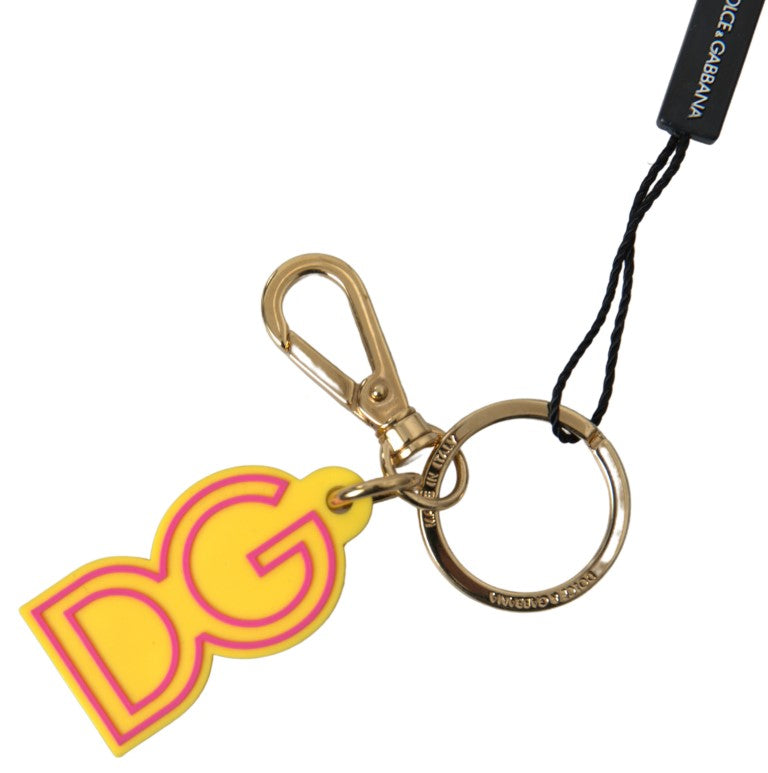 Gelber Schlüsselanhänger mit DG-Logo aus Gummi und goldenem Messing