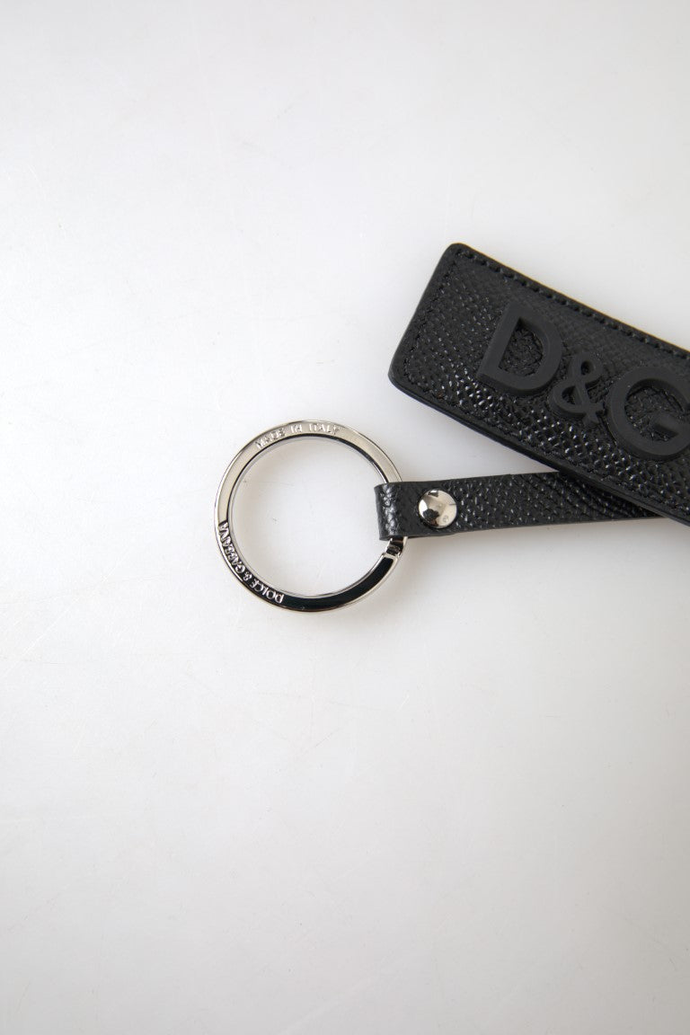 Schwarzer Schlüsselanhänger aus Leder mit DG-Logo und silbernem Metall
