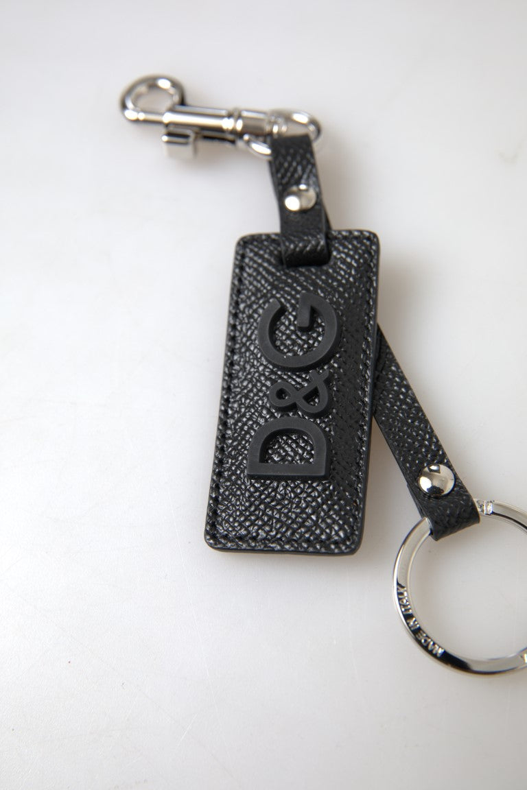 Schwarzer Schlüsselanhänger aus Leder mit DG-Logo und silbernem Metall