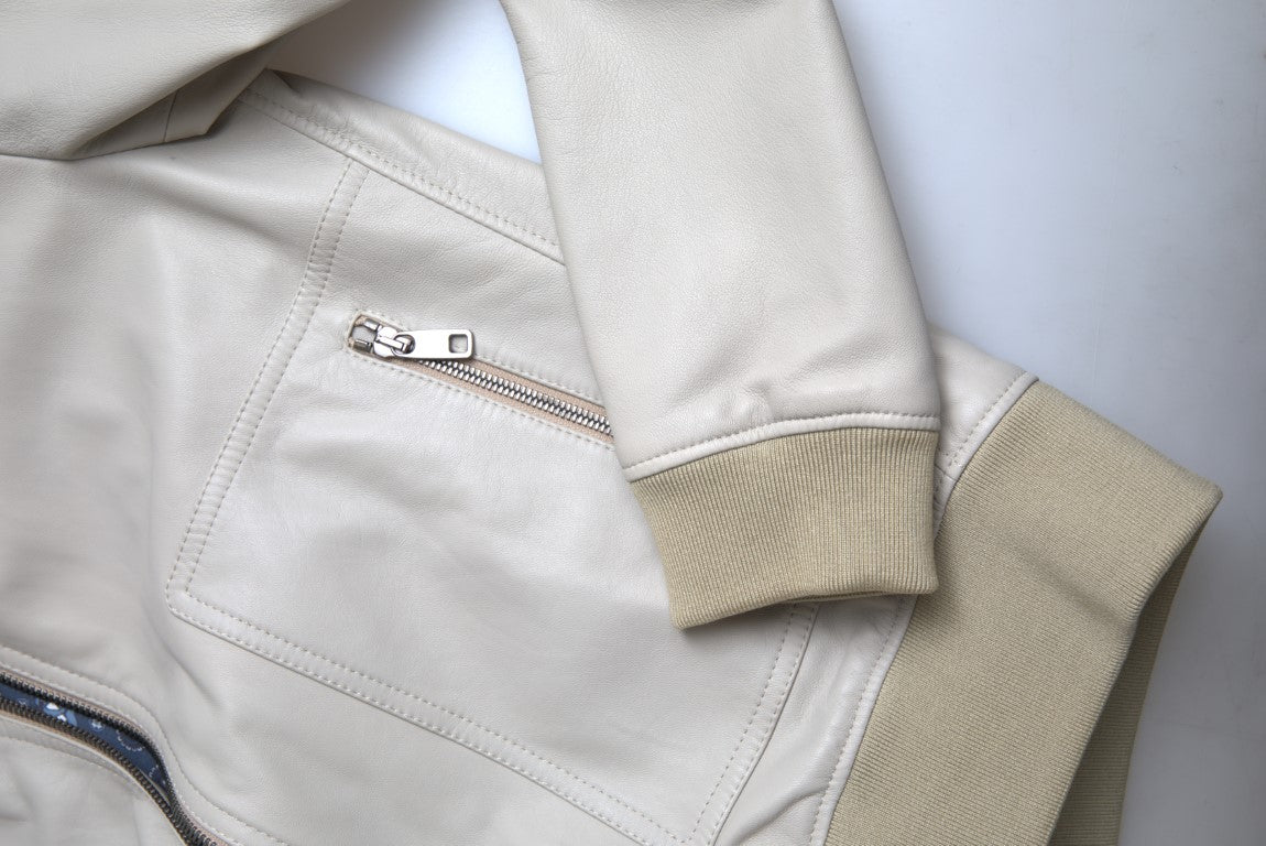 Cremefarbene Bomber-Blousonjacke aus Leder mit durchgehendem Reißverschluss