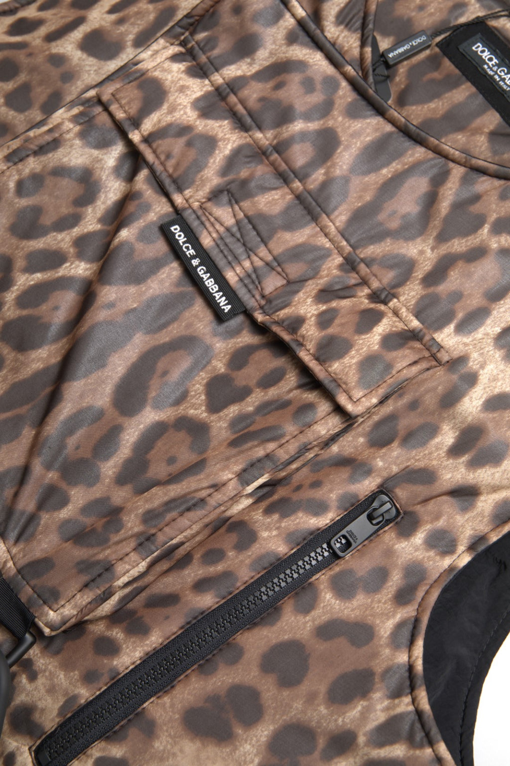 Ärmellose Sportbekleidung aus Seide mit Leopardenmuster in Braun