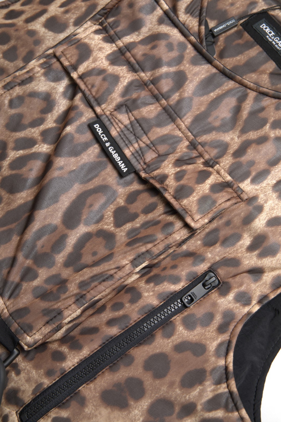 Ärmellose Sportbekleidung aus Seide mit Leopardenmuster in Braun