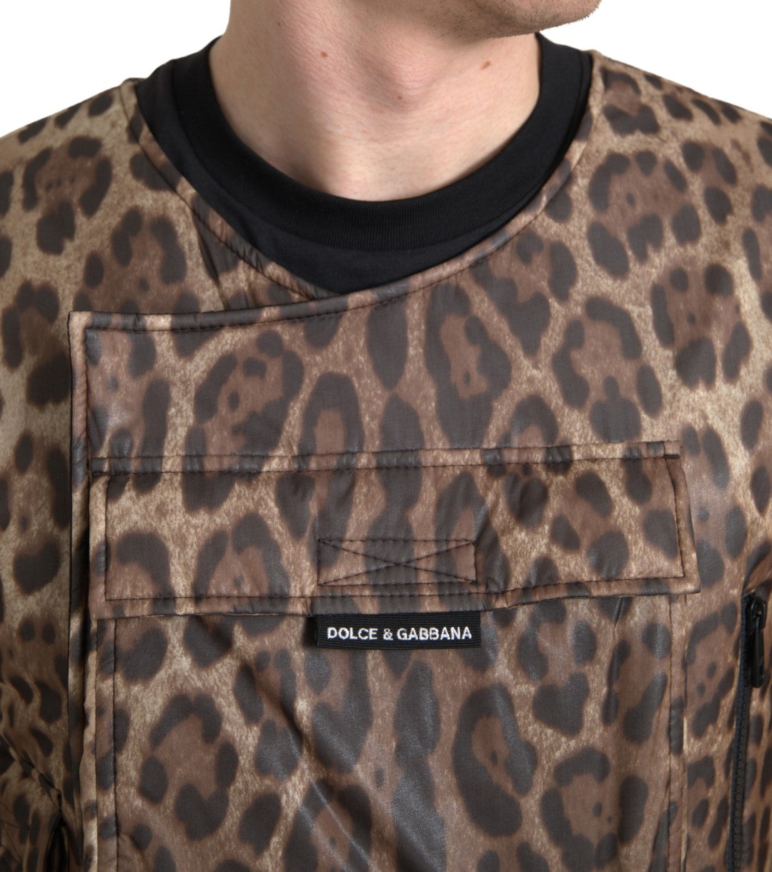 Ärmellose Sportbekleidung aus Seide mit Leopardenmuster in Braun