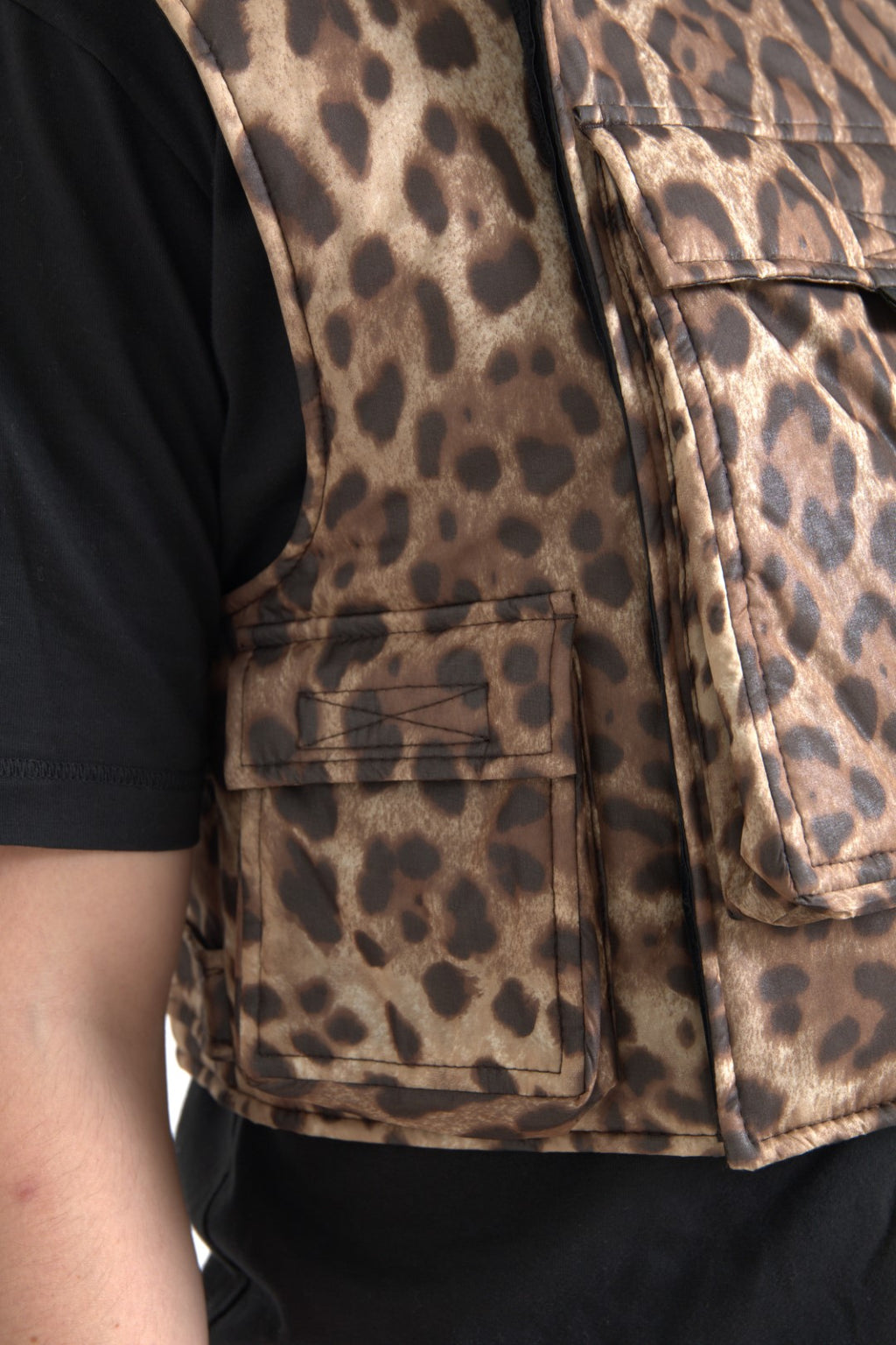 Ärmellose Sportbekleidung aus Seide mit Leopardenmuster in Braun