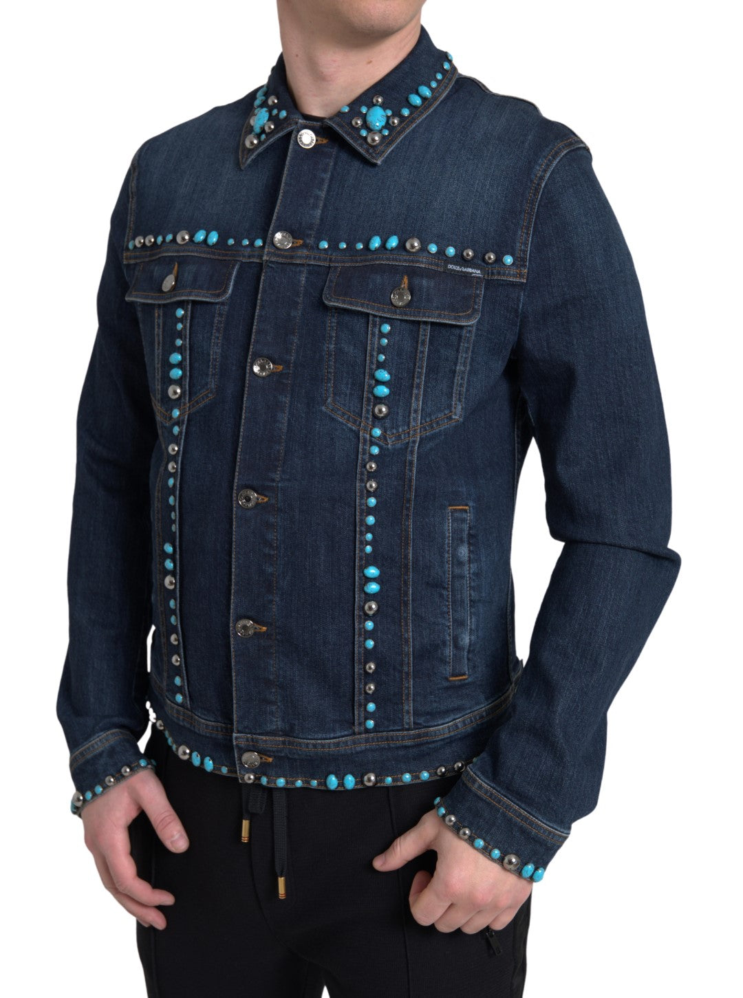 Blaue Jeansjacke mit türkisfarbenen Steinen und Nieten