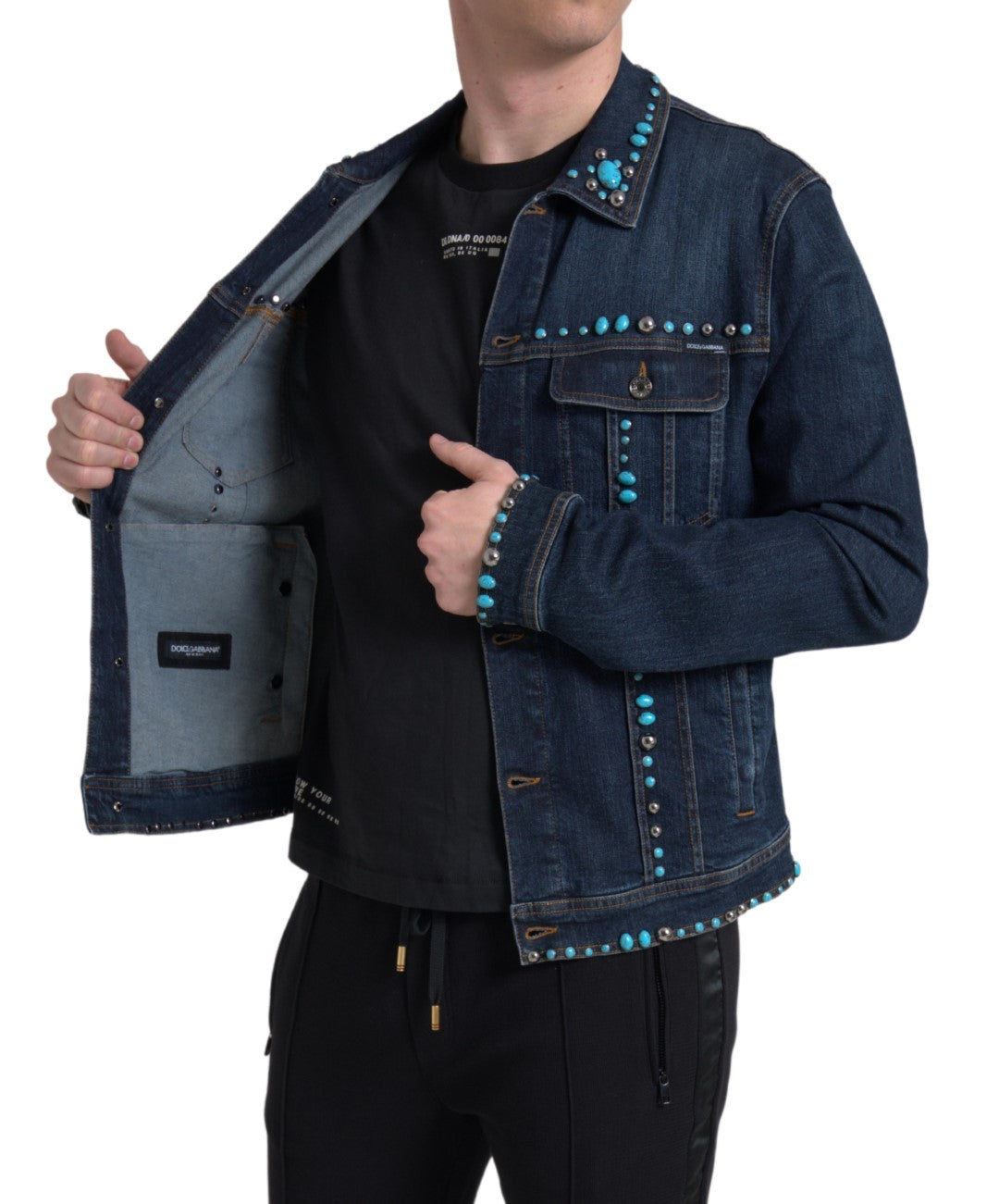 Blaue Jeansjacke mit türkisfarbenen Steinen und Nieten