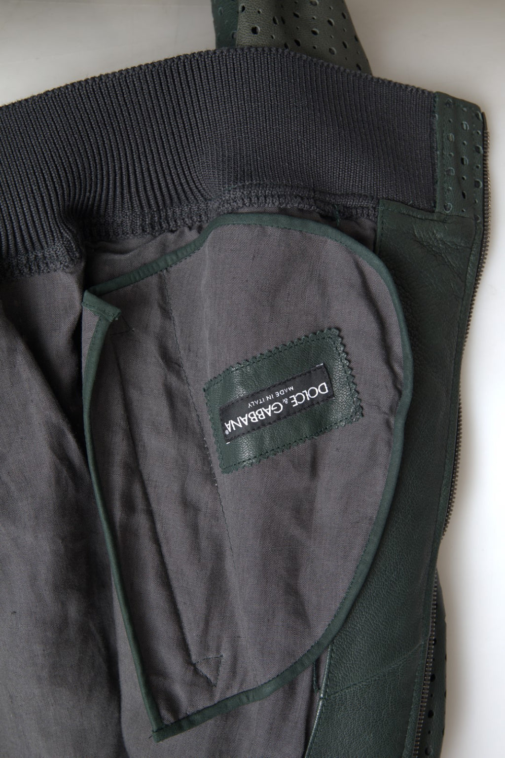 Grüne Bomberjacke aus perforiertem Leder