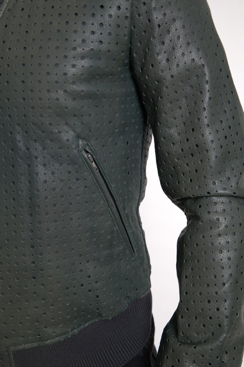 Grüne Bomberjacke aus perforiertem Leder