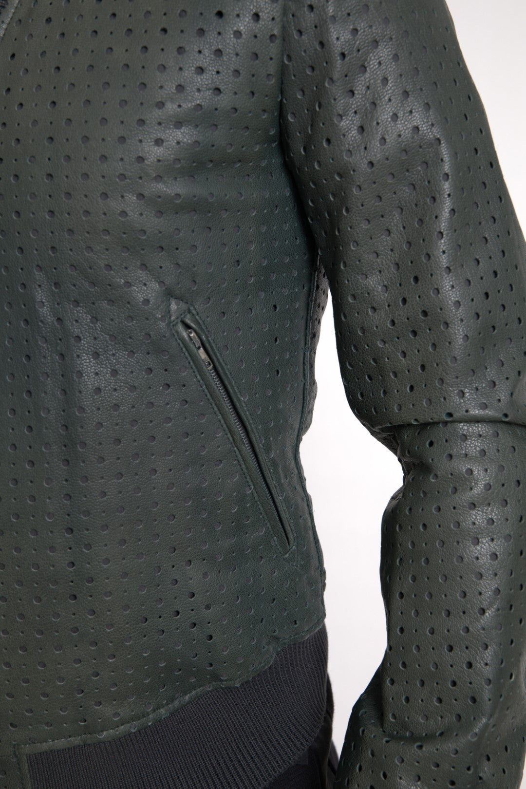 Grüne Bomberjacke aus perforiertem Leder