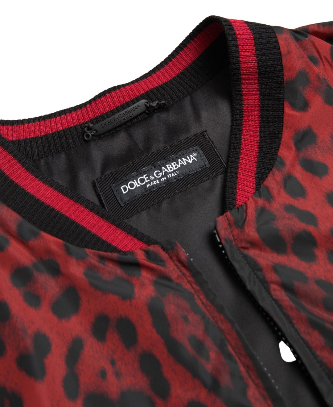 Rote Bomber-Kurzmanteljacke mit Leopardenmuster