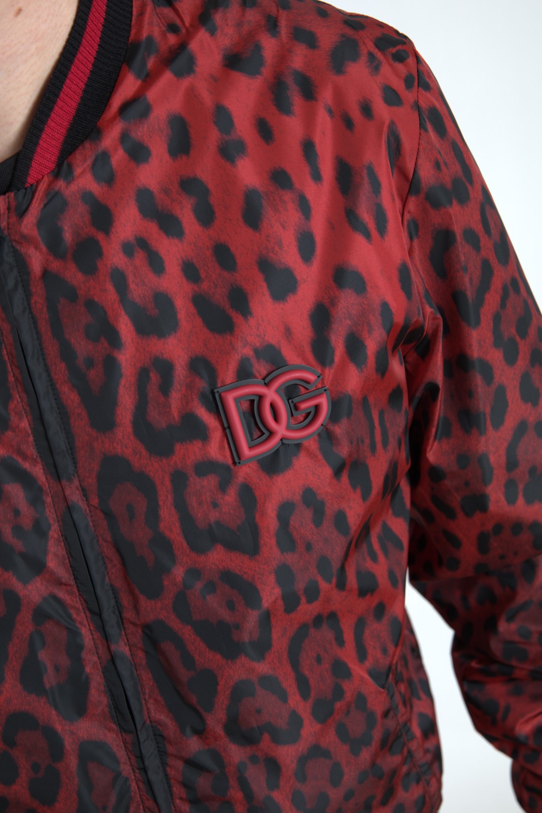 Rote Bomber-Kurzmanteljacke mit Leopardenmuster
