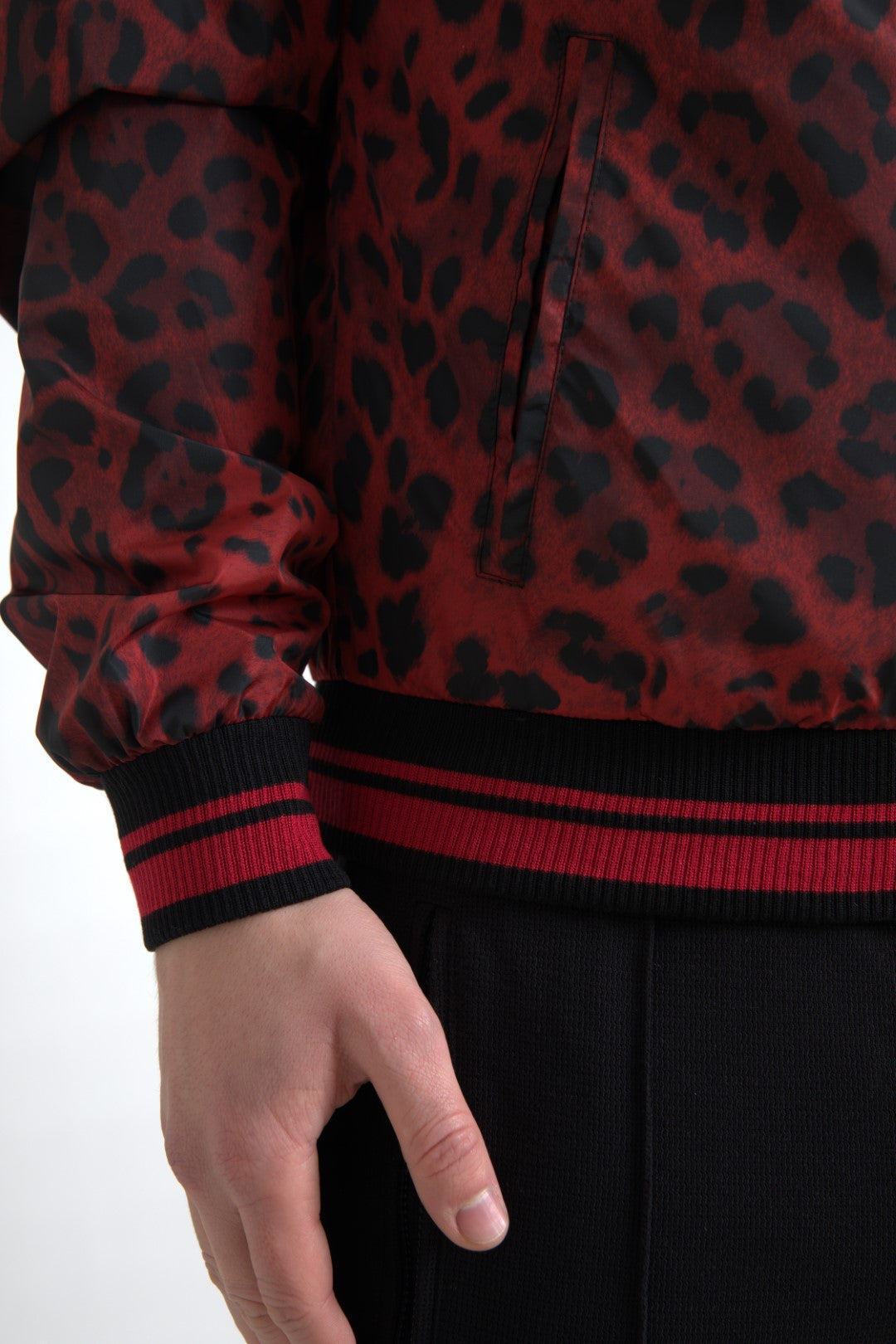 Rote Bomber-Kurzmanteljacke mit Leopardenmuster