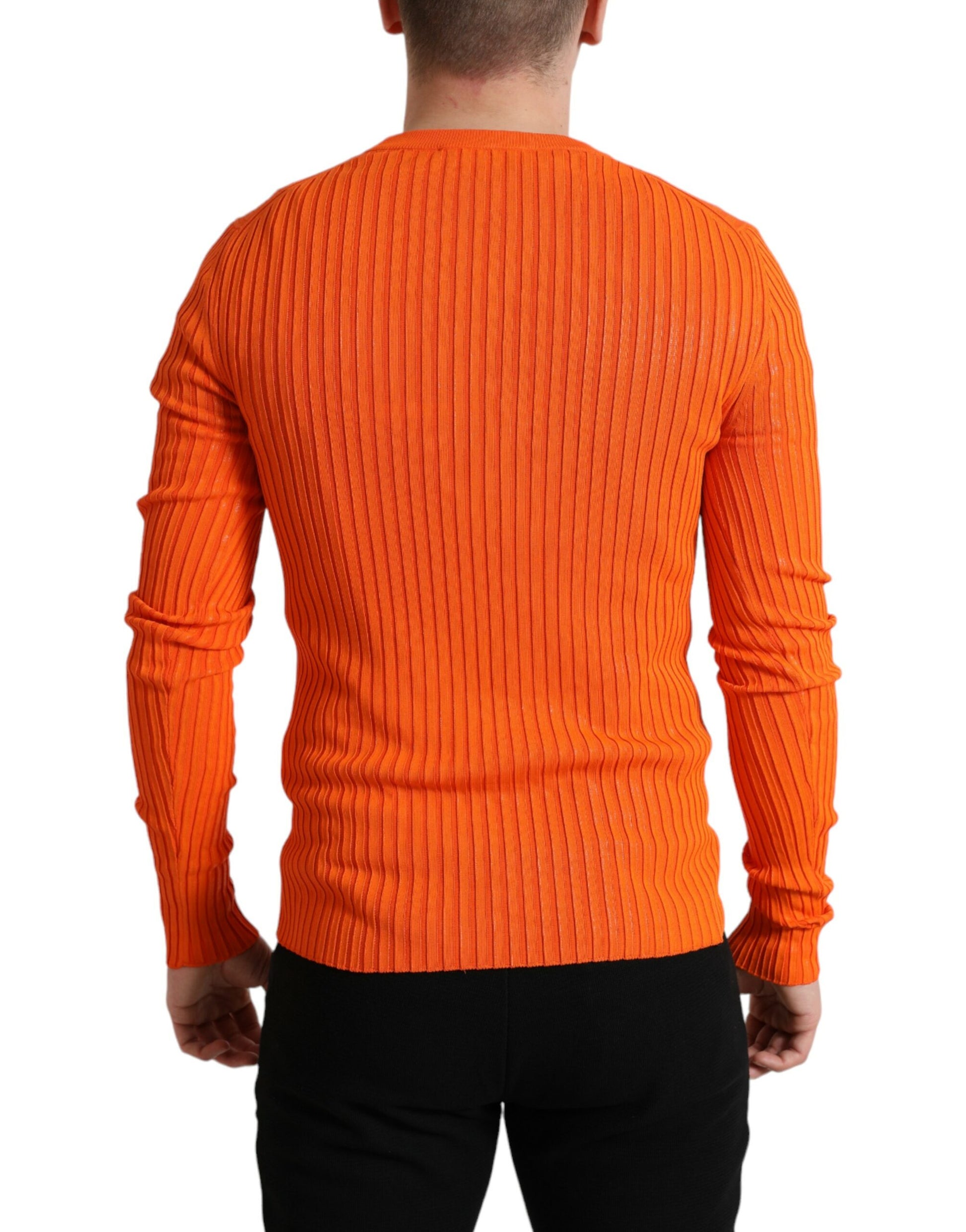 Orangefarbener Herrenpullover mit Rundhalsausschnitt