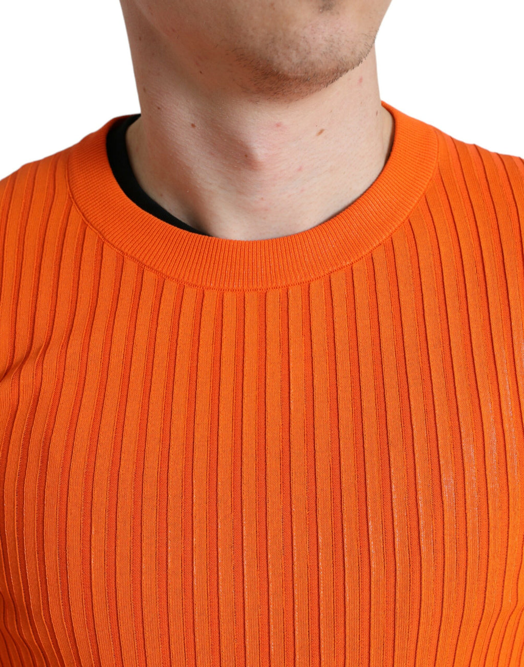 Orangefarbener Herrenpullover mit Rundhalsausschnitt
