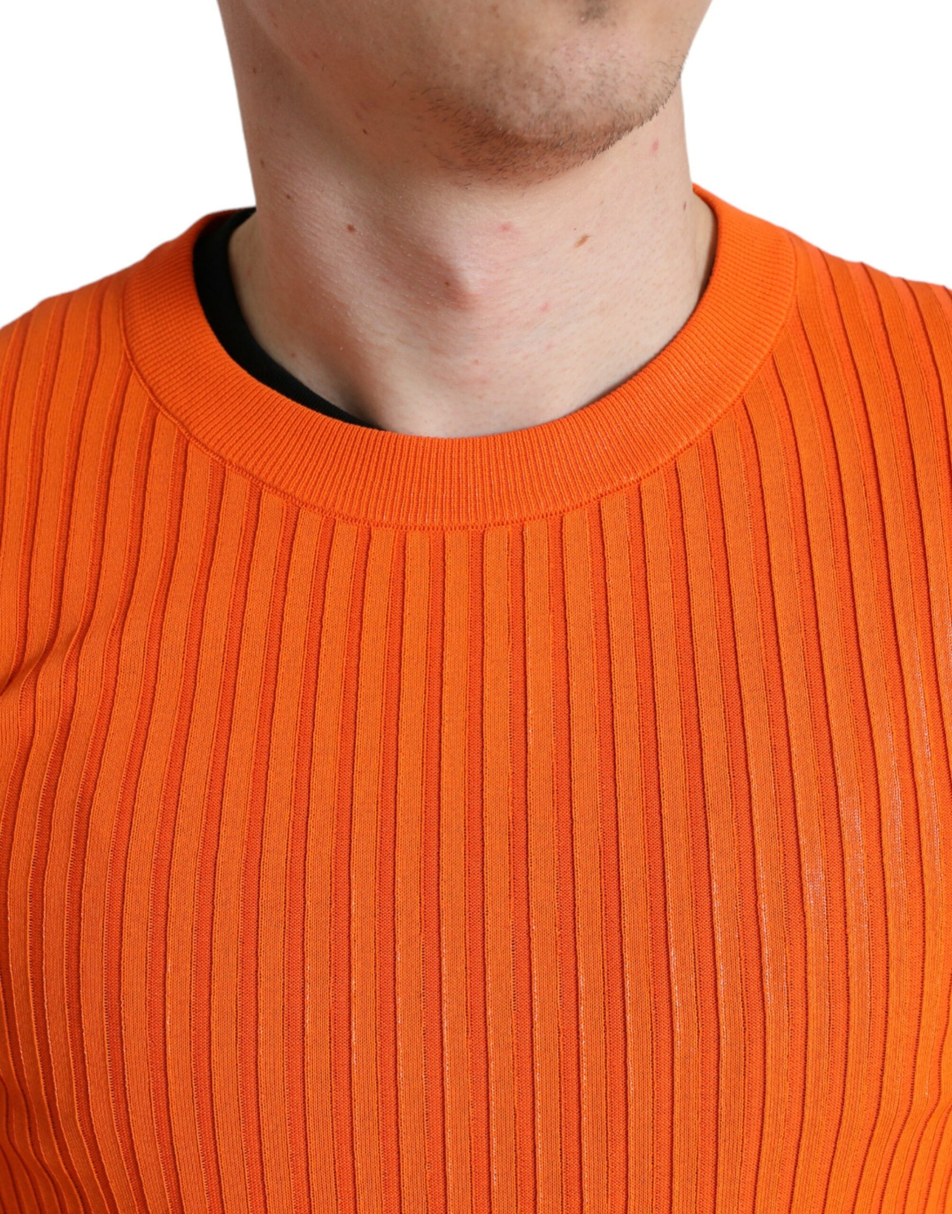 Orangefarbener Herrenpullover mit Rundhalsausschnitt