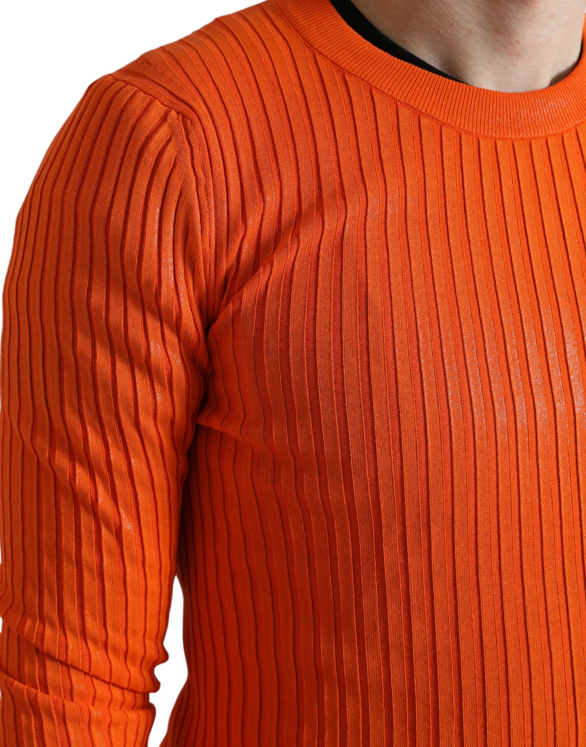 Orangefarbener Herrenpullover mit Rundhalsausschnitt