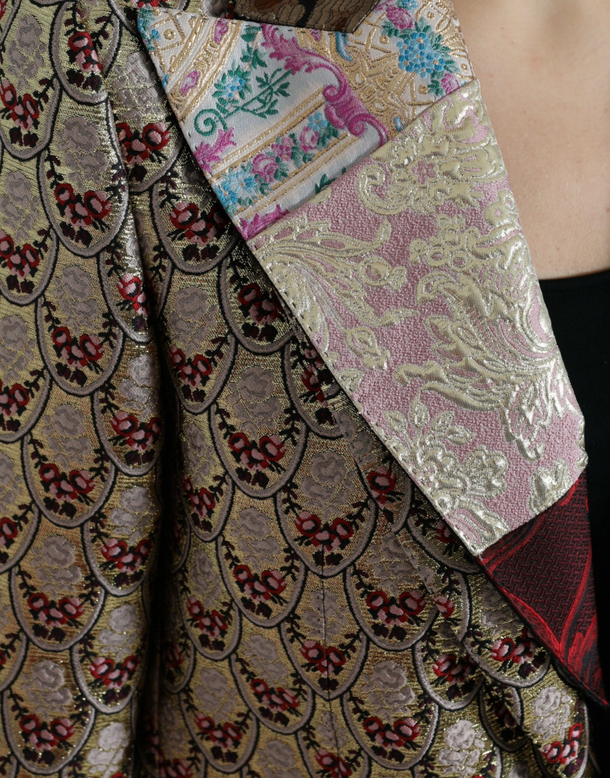 Mehrfarbige Jacquardjacke mit floralem Patchwork