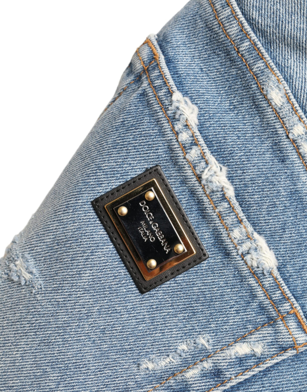 Blaue, zerfetzte Bermudashorts mit Verzierung