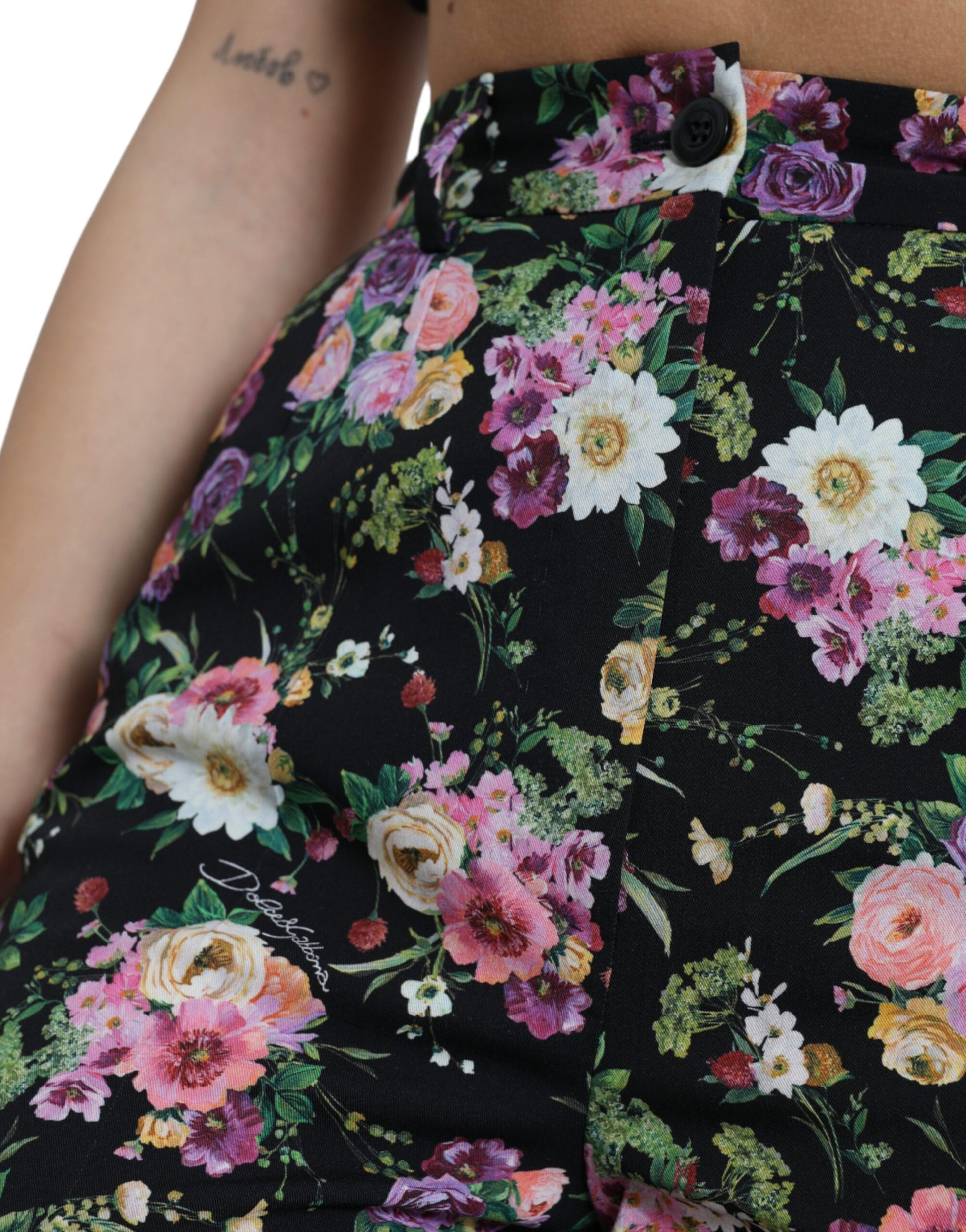 Schwarze Wollhose mit hohem Bund und weitem Bein und Blumenmuster