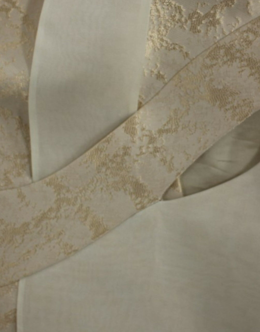 Beige ärmellose Jacke aus Brokat