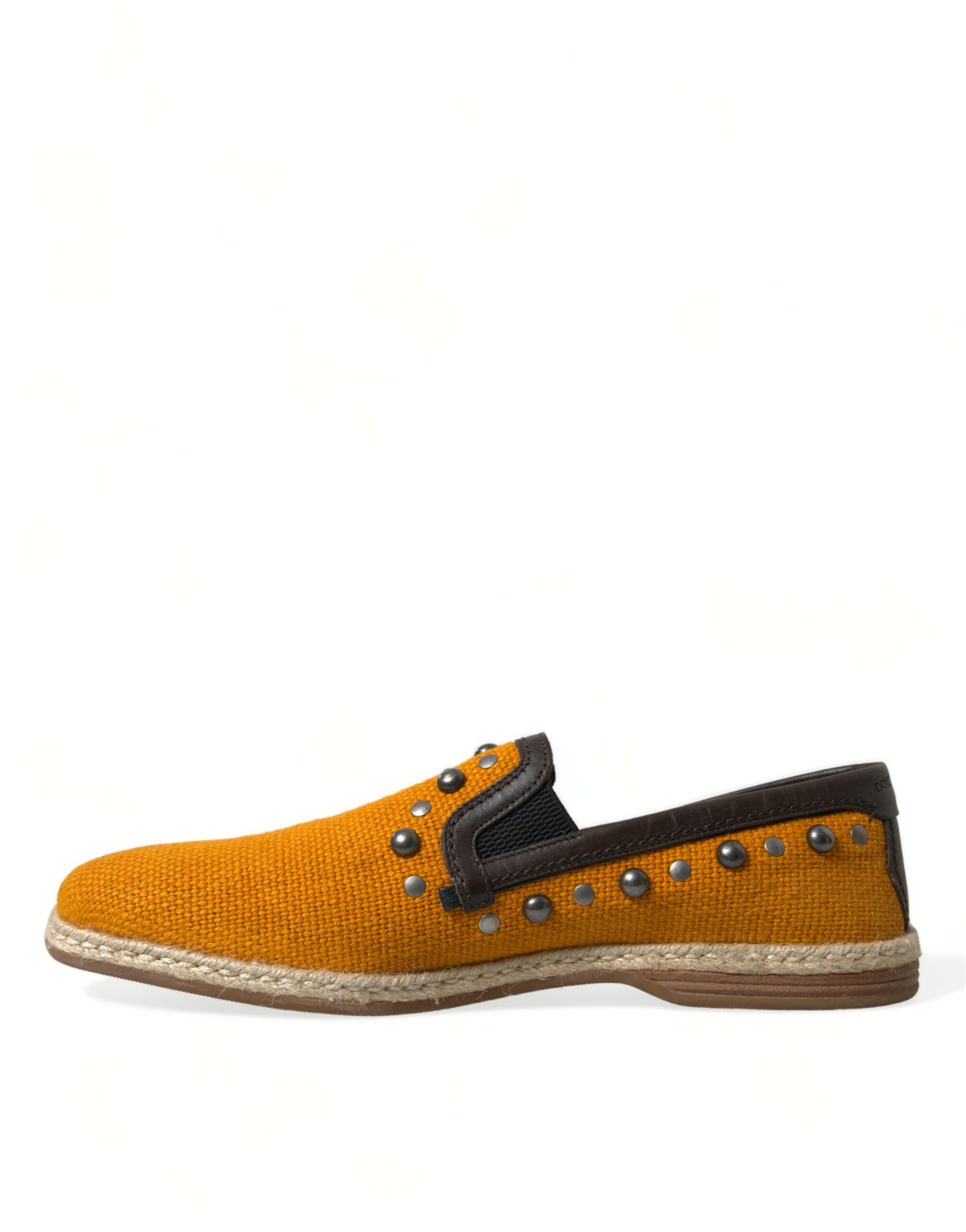 Orangefarbene Loafer aus Leinen und Leder mit Nieten