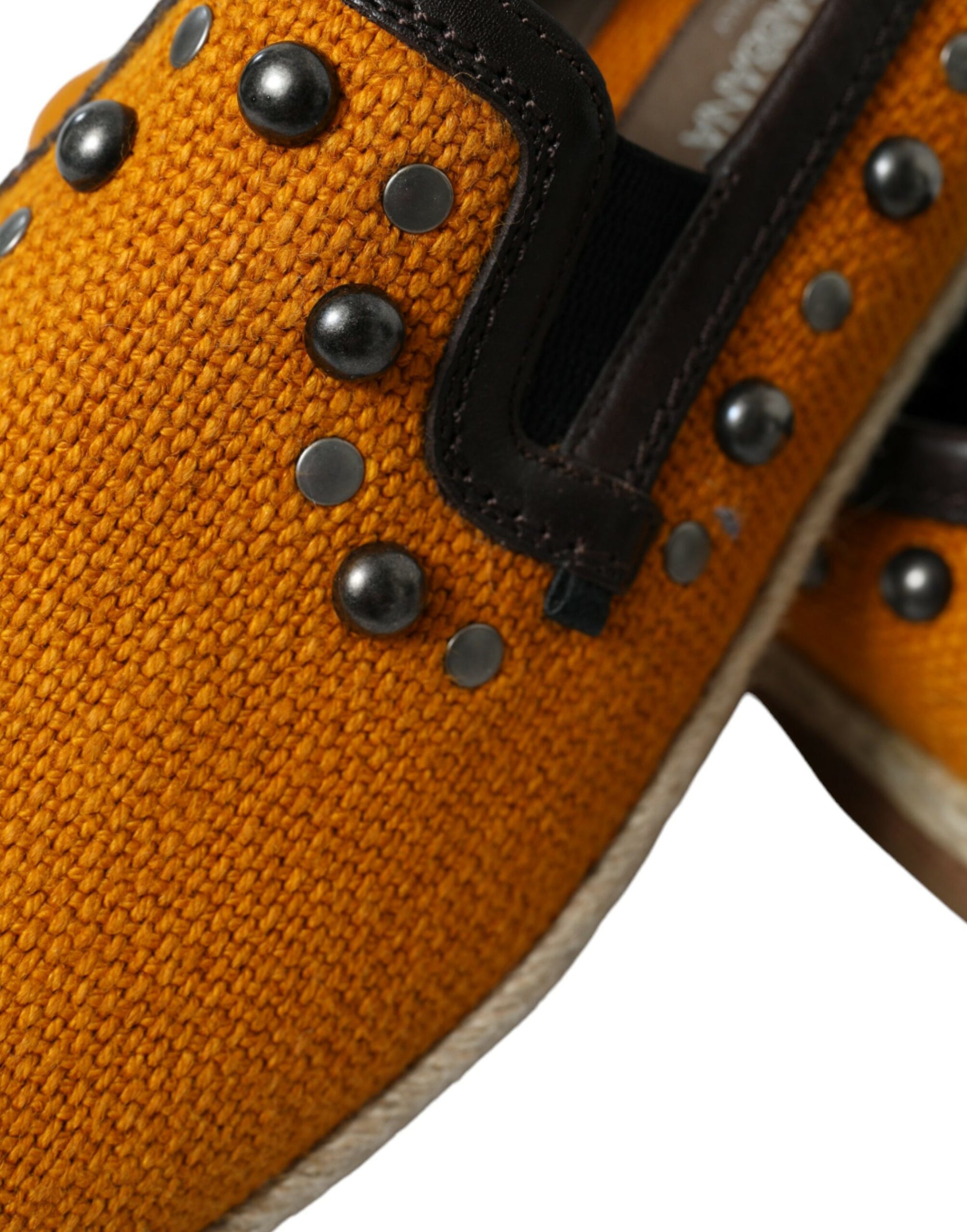 Orangefarbene Loafer aus Leinen und Leder mit Nieten