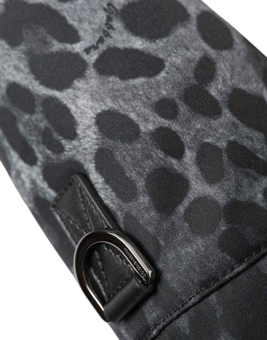 Runde, schmale Tragetasche mit Flaschenhalter in Schwarz mit Leopardenmuster