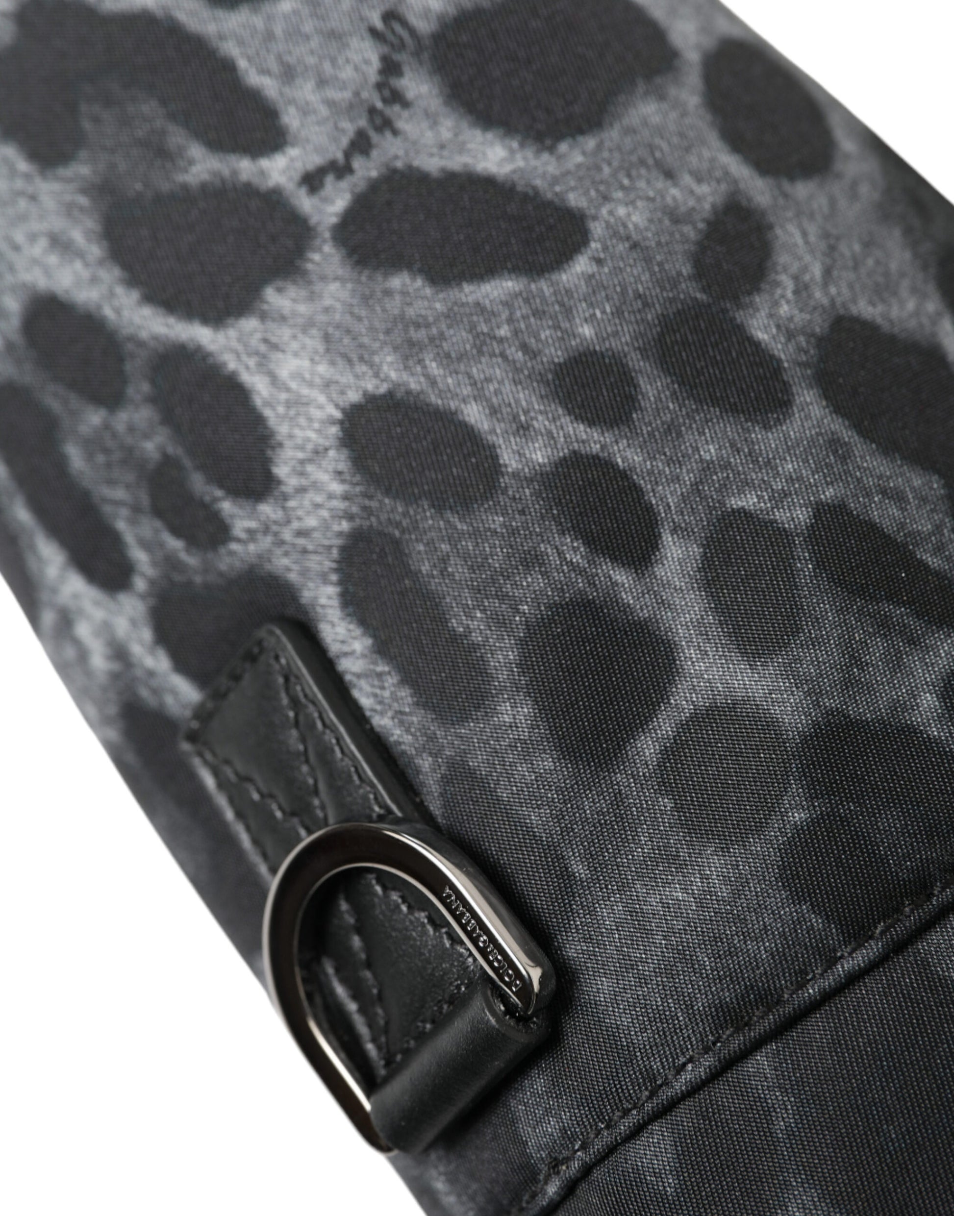 Runde, schmale Tragetasche mit Flaschenhalter in Schwarz mit Leopardenmuster