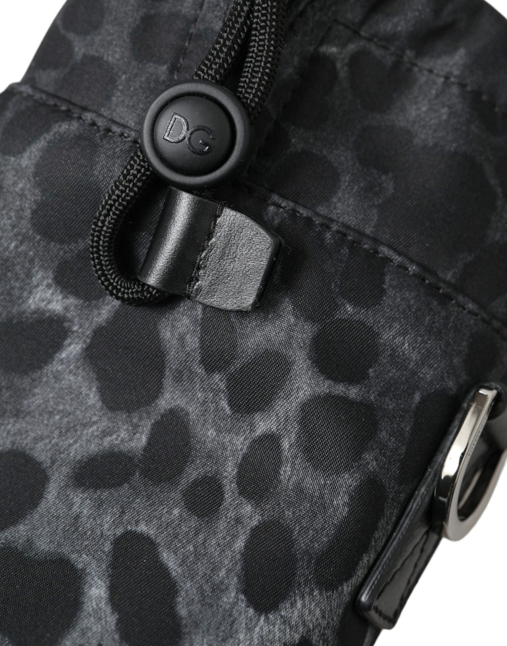 Runde, schmale Tragetasche mit Flaschenhalter in Schwarz mit Leopardenmuster