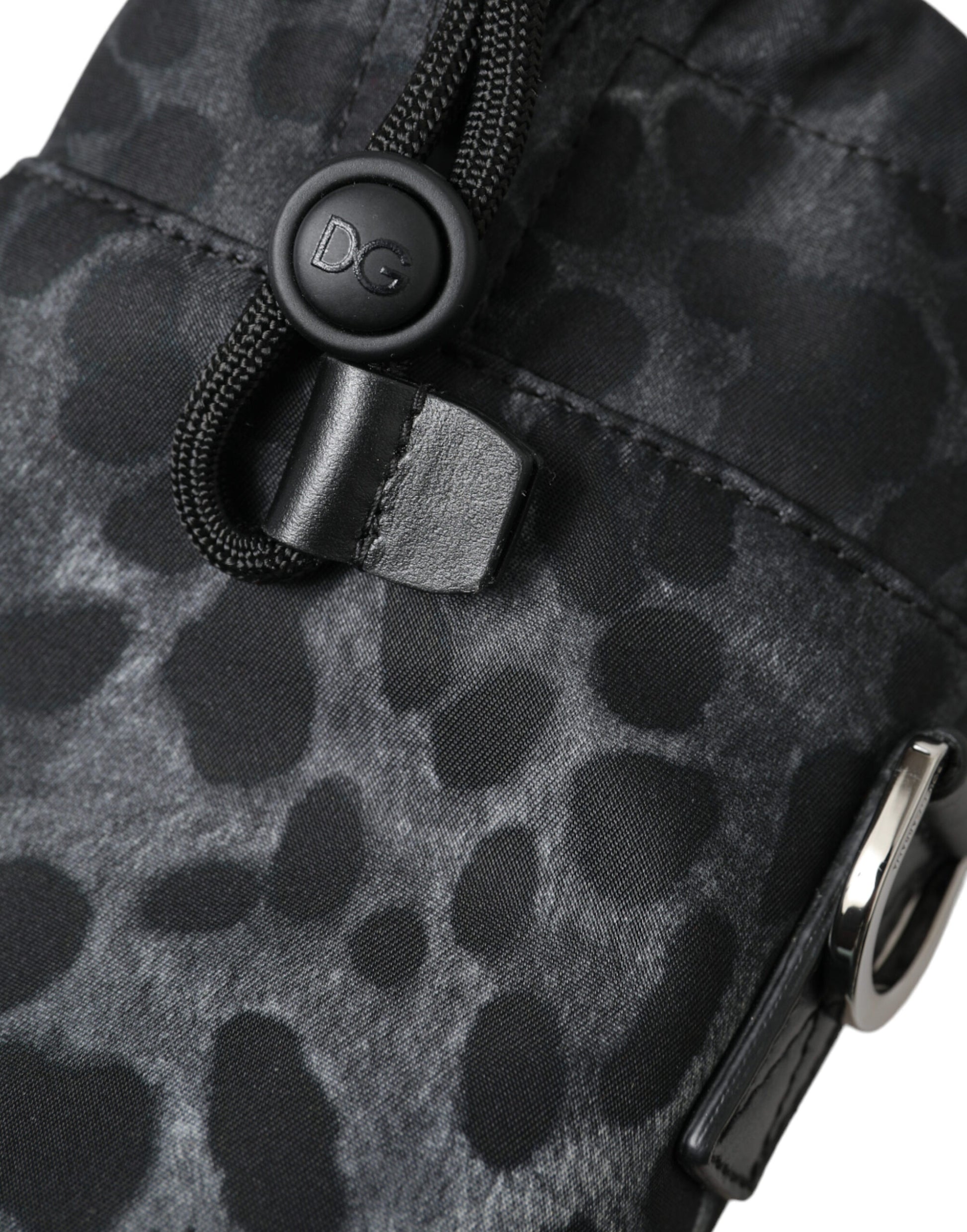 Runde, schmale Tragetasche mit Flaschenhalter in Schwarz mit Leopardenmuster