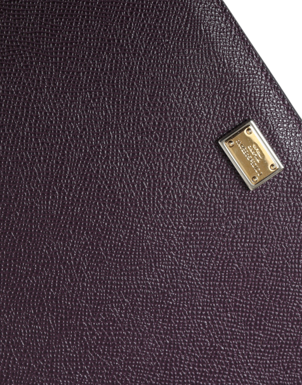 Dunkelbraune Tablet-Hülle aus Leder mit Logo-Plakette