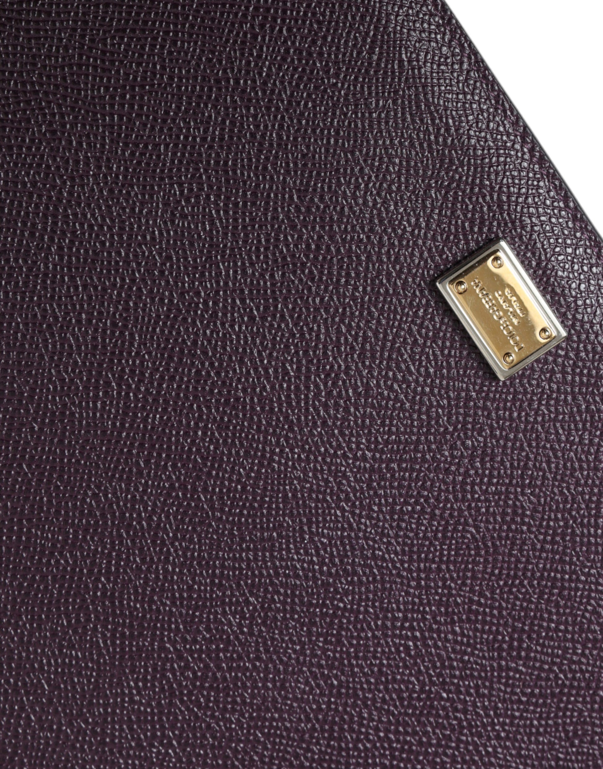 Dunkelbraune Tablet-Hülle aus Leder mit Logo-Plakette