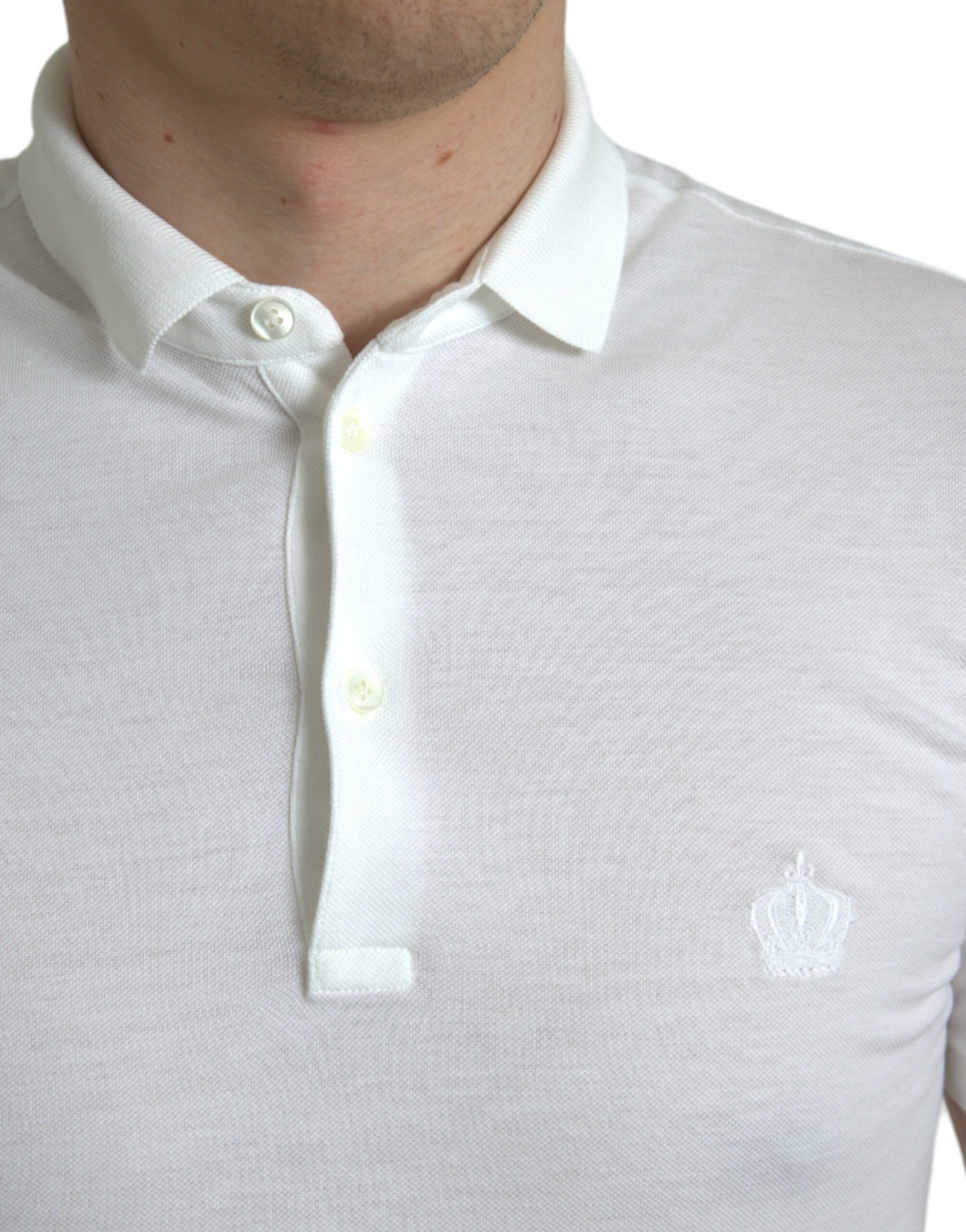 Weißes, kurzärmliges T-Shirt mit Krone und Kragen