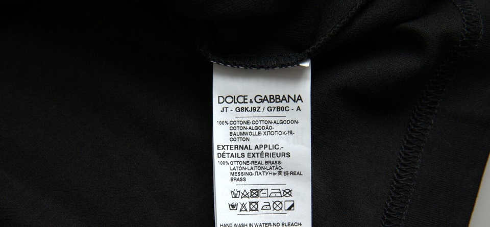 Schwarzes, kurzärmliges T-Shirt mit silberner Kette