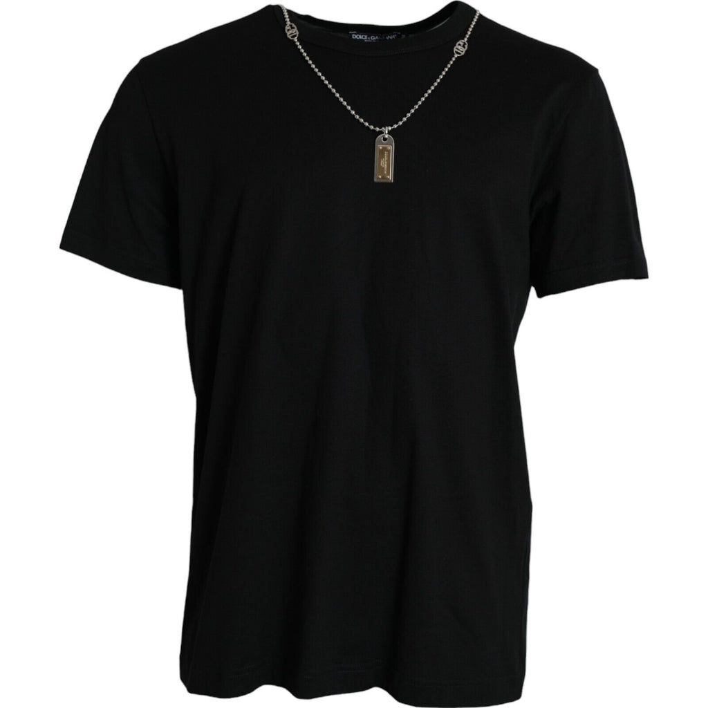 Schwarzes, kurzärmliges T-Shirt mit silberner Kette