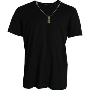 Schwarzes, kurzärmliges T-Shirt mit silberner Kette