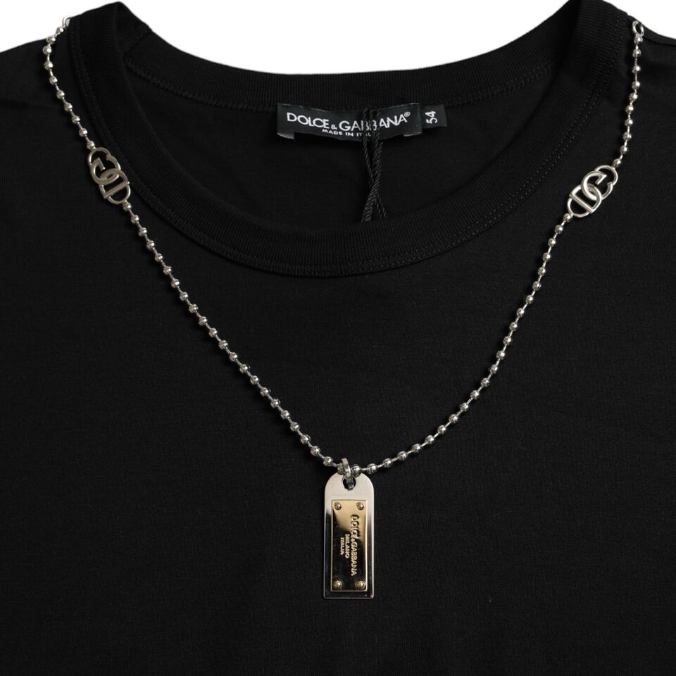 Schwarzes, kurzärmliges T-Shirt mit silberner Kette