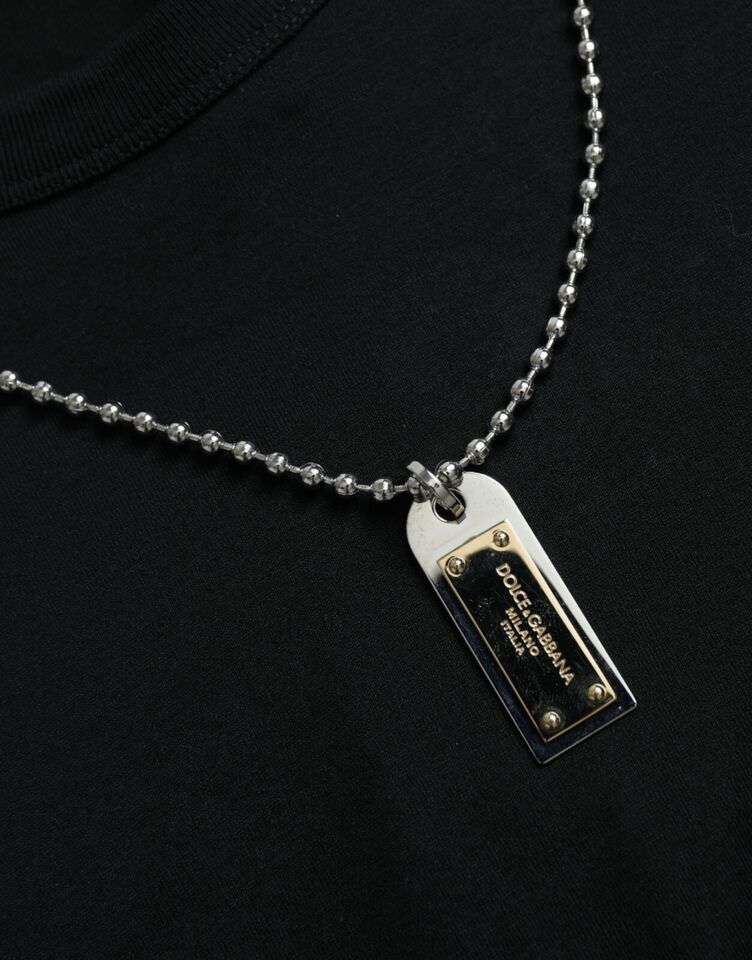 Schwarzes, kurzärmliges T-Shirt mit silberner Kette