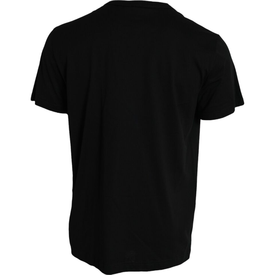 Schwarzes, kurzärmliges T-Shirt mit silberner Kette
