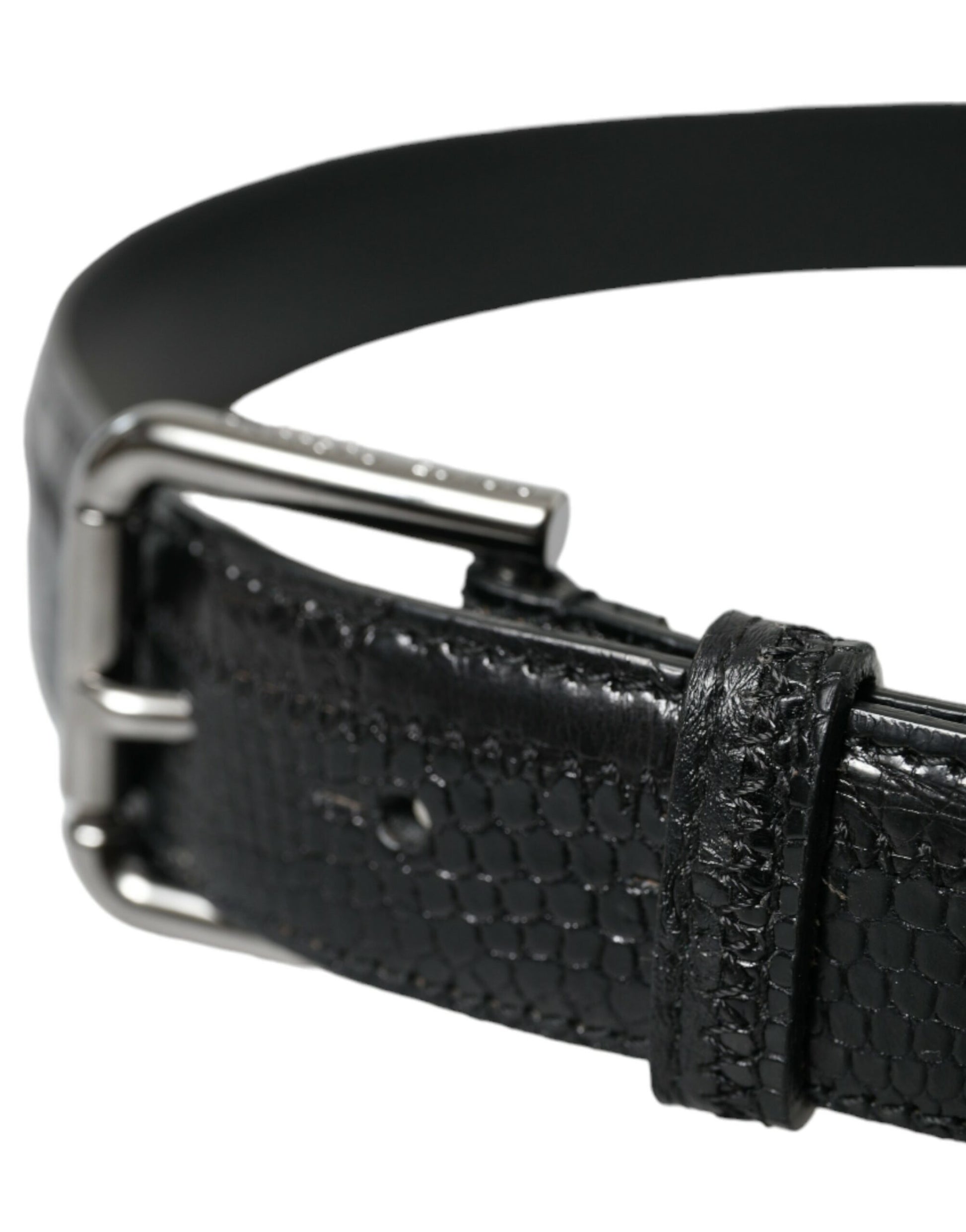 Schwarzer Gürtel aus exotischem Leder mit silberner Metallschnalle