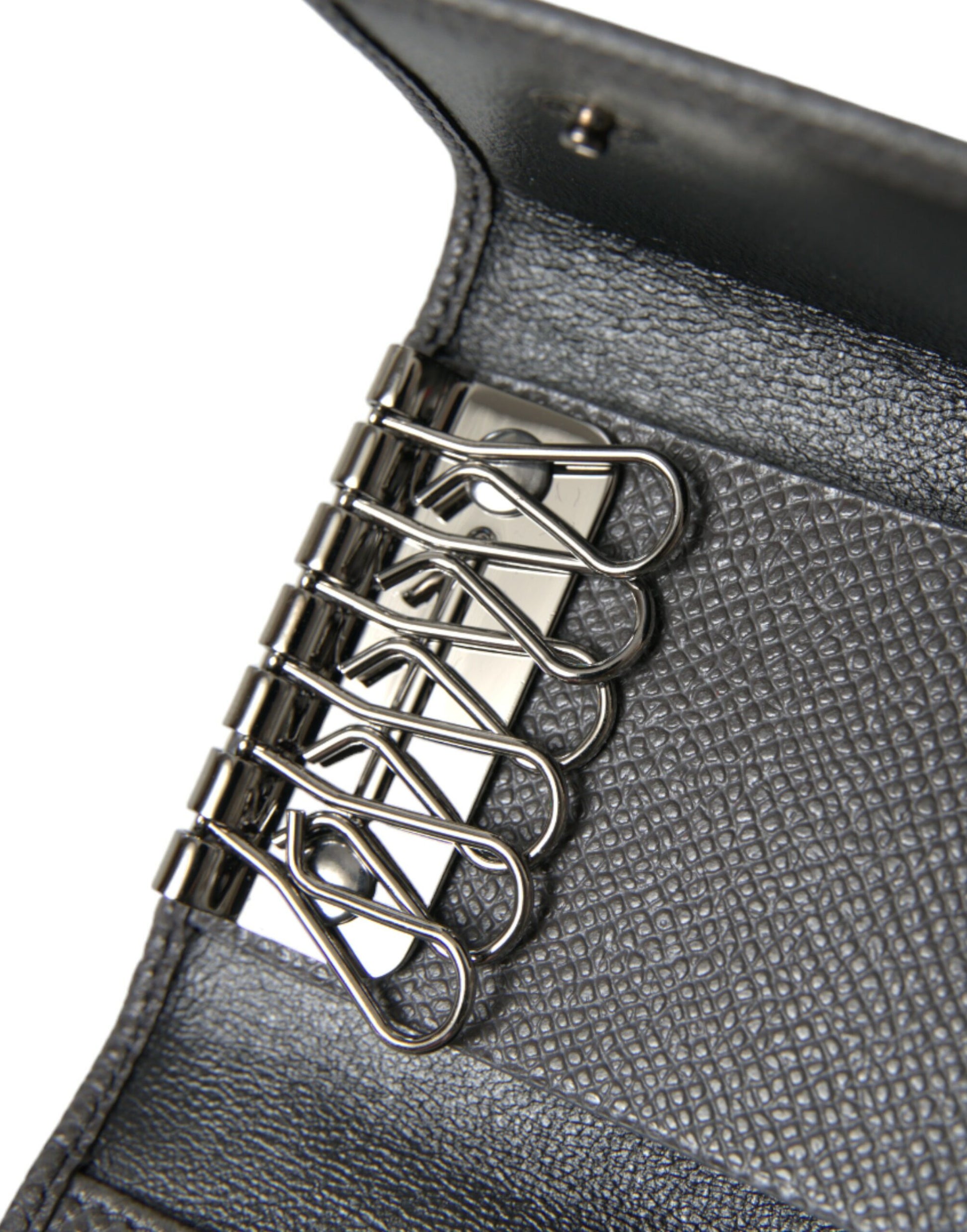 Dreifach faltbarer Schlüsselanhänger aus grauem Leder mit Logo-Plakette aus silbernem Metall